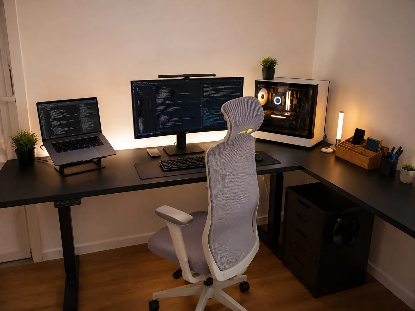 Le poste informatique de l'atelier : écran large, ordinateur portable sur support, tour PC vitrée