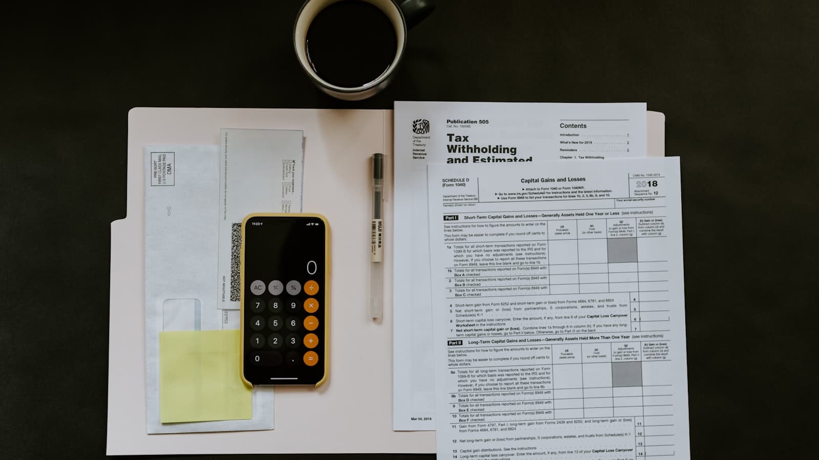 Facture et documents comptables sur bureau