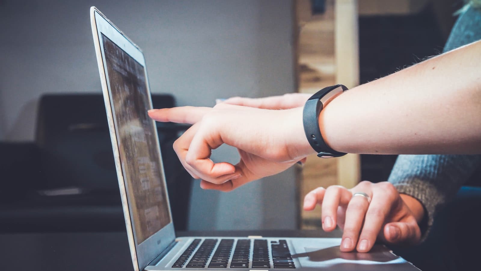 Personne en formation en ligne sur ordinateur portable